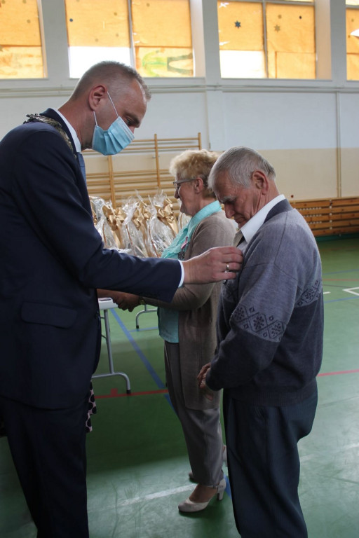 Smyków: Szesnaście par obchodziło 50-lecie pożycia małżeńskiego [zdjęcia]