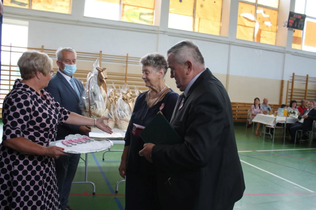 Smyków: Szesnaście par obchodziło 50-lecie pożycia małżeńskiego [zdjęcia]
