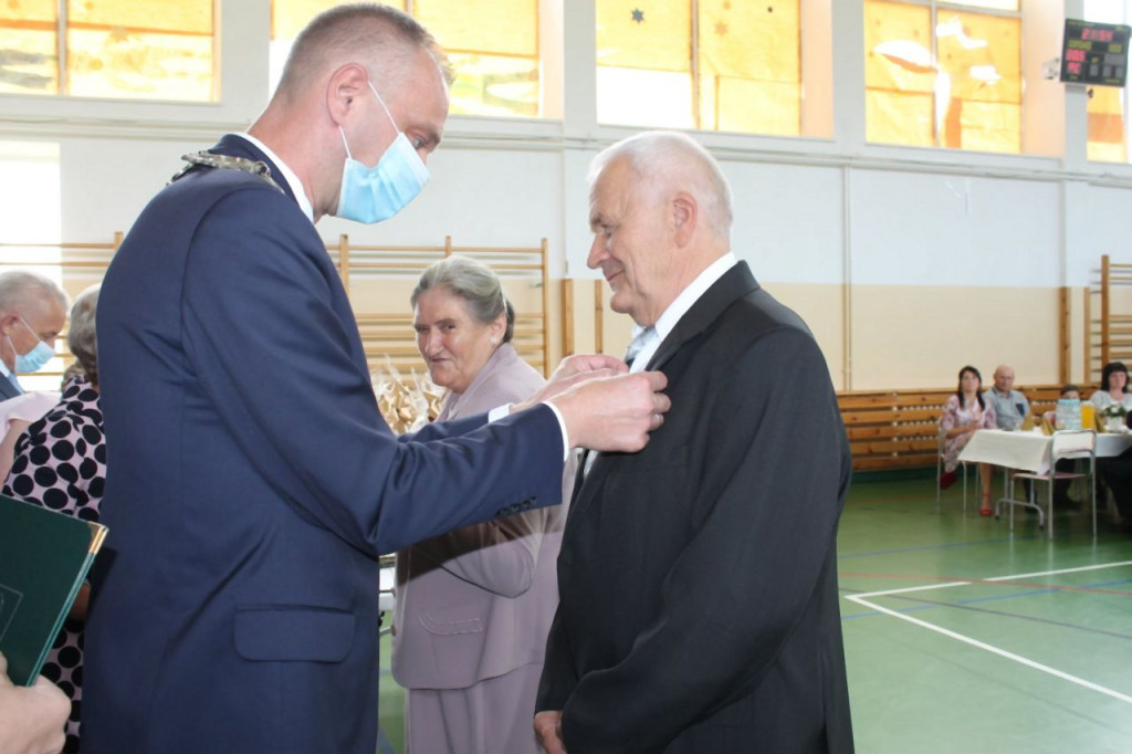 Smyków: Szesnaście par obchodziło 50-lecie pożycia małżeńskiego [zdjęcia]