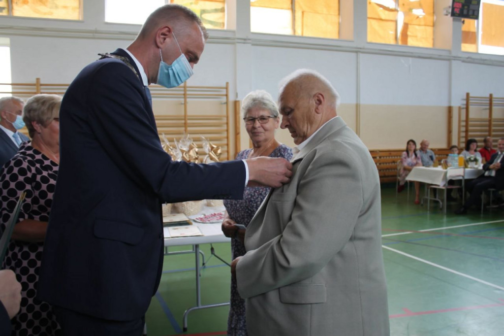 Smyków: Szesnaście par obchodziło 50-lecie pożycia małżeńskiego [zdjęcia]