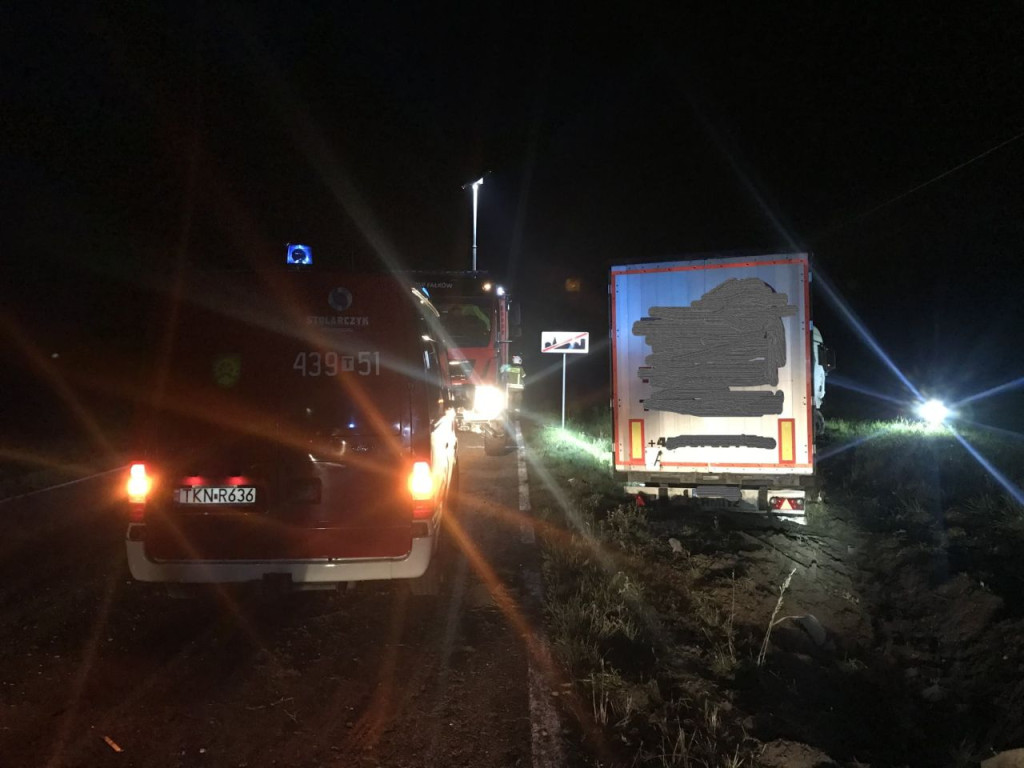 Fałków: Wjechał tirem do rowu i uciekł. Był pijany? [zdjęcia]