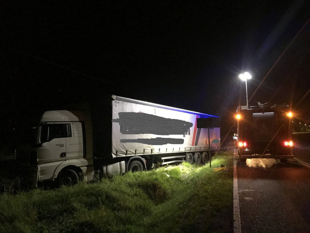 Fałków: Wjechał tirem do rowu i uciekł. Był pijany? [zdjęcia]