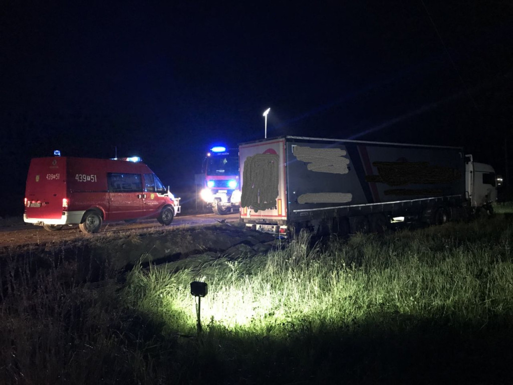Fałków: Wjechał tirem do rowu i uciekł. Był pijany? [zdjęcia]