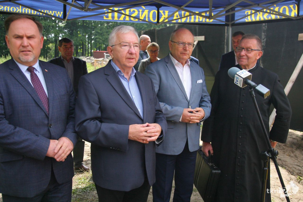 Końskie: Hala widowiskowa rośnie w oczach. Wmurowano kamień węgielny [wideo, zdjęcia]