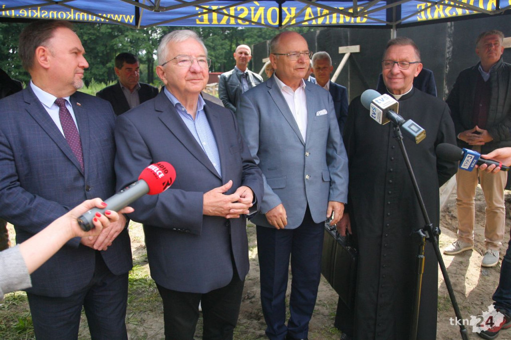 Końskie: Hala widowiskowa rośnie w oczach. Wmurowano kamień węgielny [wideo, zdjęcia]