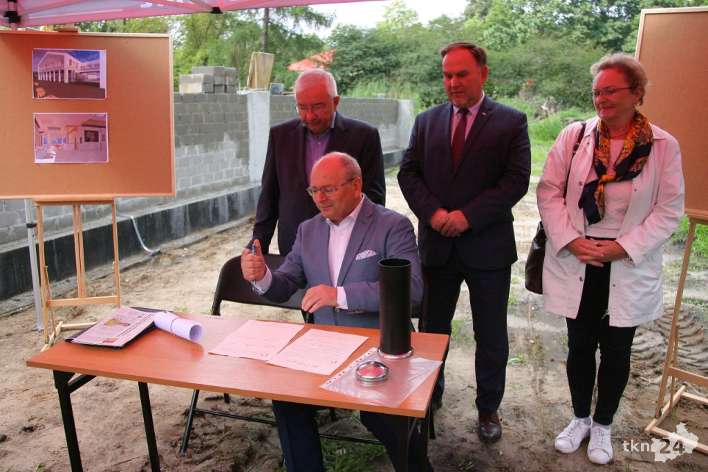 Końskie: Hala widowiskowa rośnie w oczach. Wmurowano kamień węgielny [wideo, zdjęcia]
