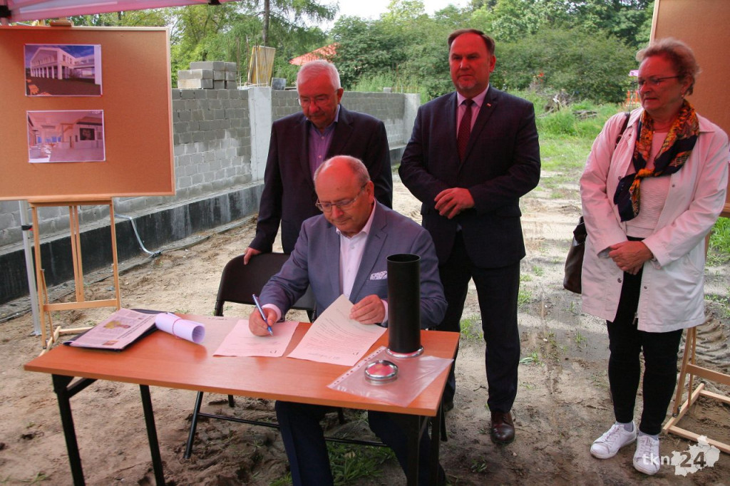 Końskie: Hala widowiskowa rośnie w oczach. Wmurowano kamień węgielny [wideo, zdjęcia]