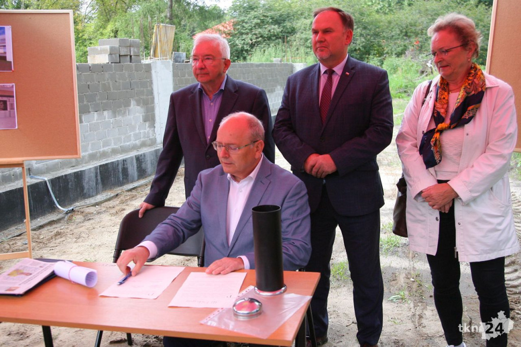 Końskie: Hala widowiskowa rośnie w oczach. Wmurowano kamień węgielny [wideo, zdjęcia]