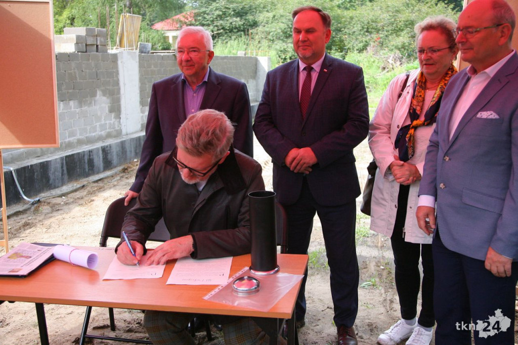 Końskie: Hala widowiskowa rośnie w oczach. Wmurowano kamień węgielny [wideo, zdjęcia]