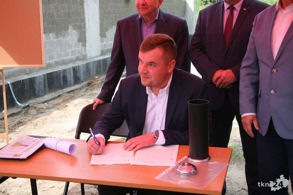 Końskie: Hala widowiskowa rośnie w oczach. Wmurowano kamień węgielny [wideo, zdjęcia]