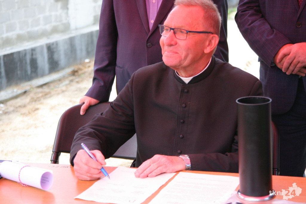 Końskie: Hala widowiskowa rośnie w oczach. Wmurowano kamień węgielny [wideo, zdjęcia]