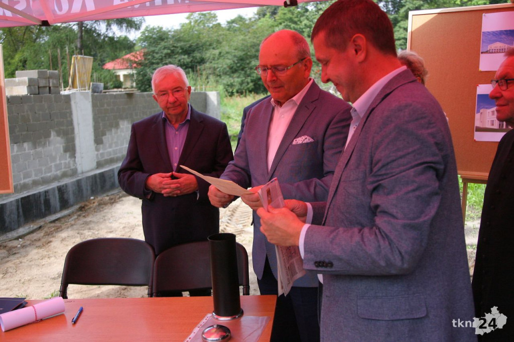 Końskie: Hala widowiskowa rośnie w oczach. Wmurowano kamień węgielny [wideo, zdjęcia]