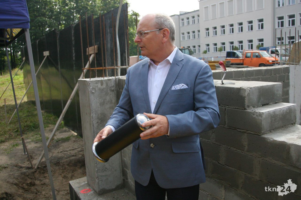 Końskie: Hala widowiskowa rośnie w oczach. Wmurowano kamień węgielny [wideo, zdjęcia]
