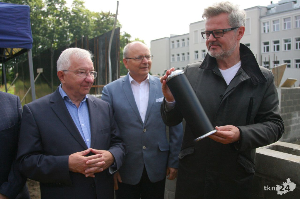 Końskie: Hala widowiskowa rośnie w oczach. Wmurowano kamień węgielny [wideo, zdjęcia]