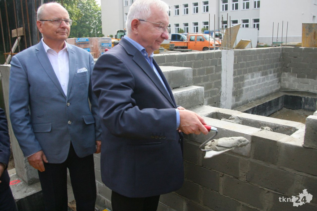 Końskie: Hala widowiskowa rośnie w oczach. Wmurowano kamień węgielny [wideo, zdjęcia]
