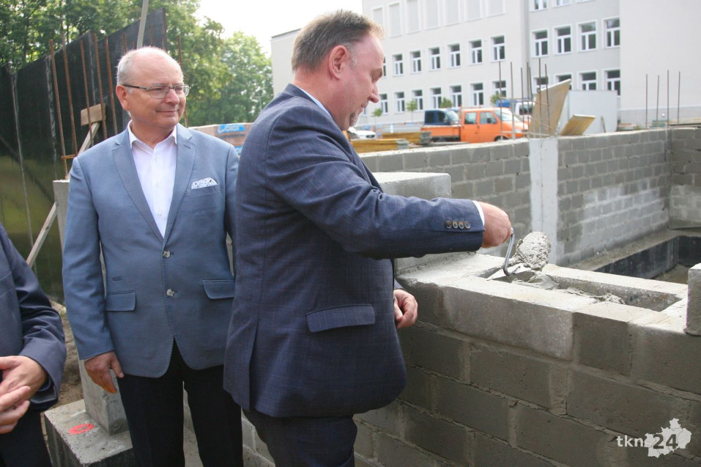 Końskie: Hala widowiskowa rośnie w oczach. Wmurowano kamień węgielny [wideo, zdjęcia]