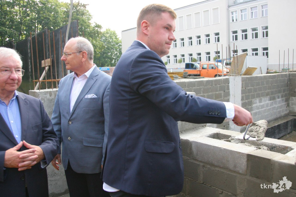 Końskie: Hala widowiskowa rośnie w oczach. Wmurowano kamień węgielny [wideo, zdjęcia]