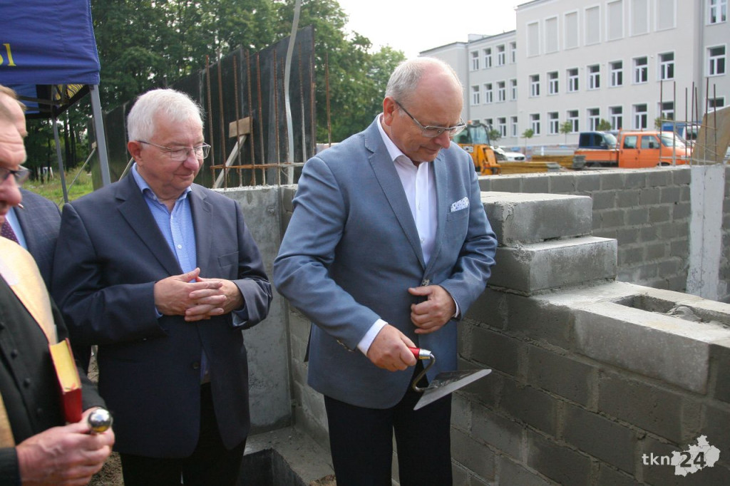Końskie: Hala widowiskowa rośnie w oczach. Wmurowano kamień węgielny [wideo, zdjęcia]