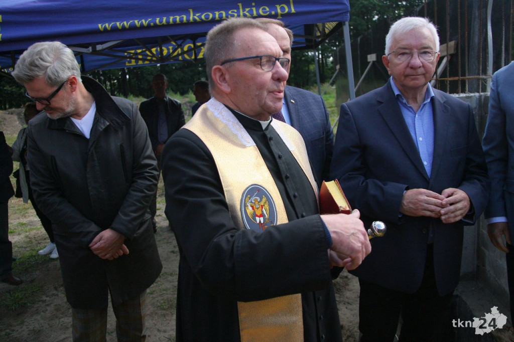 Końskie: Hala widowiskowa rośnie w oczach. Wmurowano kamień węgielny [wideo, zdjęcia]