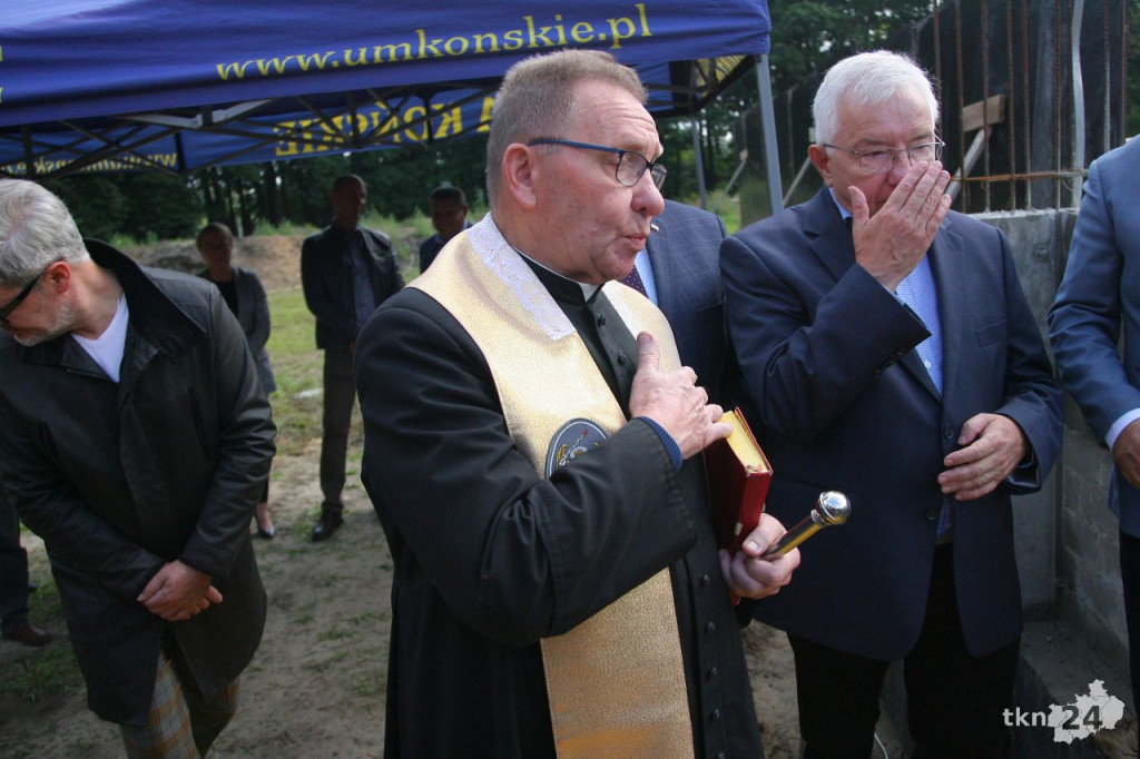 Końskie: Hala widowiskowa rośnie w oczach. Wmurowano kamień węgielny [wideo, zdjęcia]