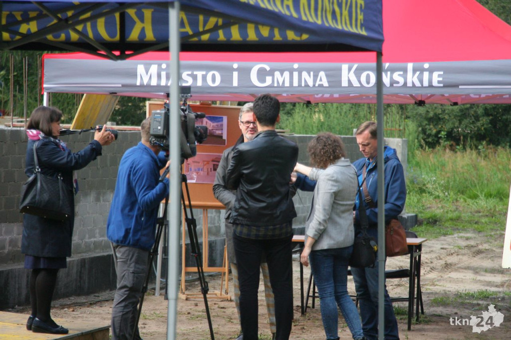 Końskie: Hala widowiskowa rośnie w oczach. Wmurowano kamień węgielny [wideo, zdjęcia]