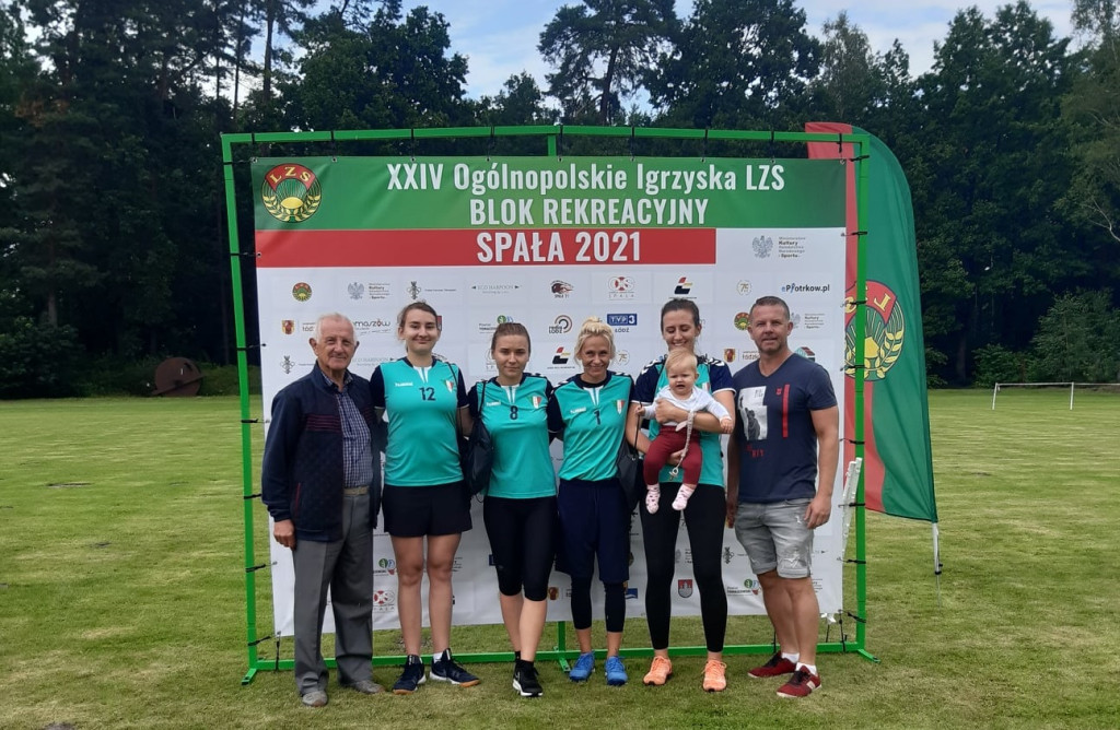 Siatkarki GLKS Fałków z brązem na ogólnopolskich zawodach [zdjęcia]