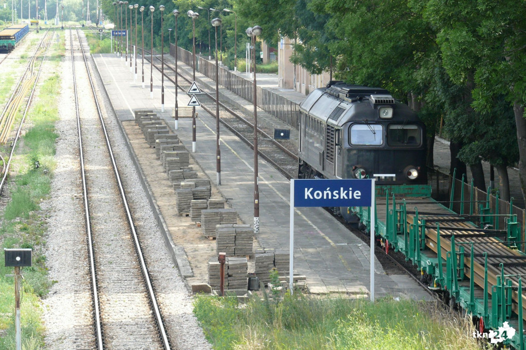 Przejazd kolejowy w Końskich wciąż zamknięty. Sprawdzamy dlaczego