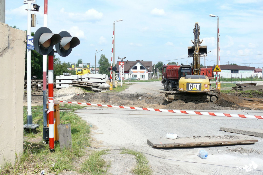 Przejazd kolejowy w Końskich wciąż zamknięty. Sprawdzamy dlaczego