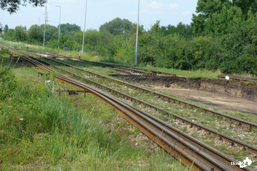 Przejazd kolejowy w Końskich wciąż zamknięty. Sprawdzamy dlaczego