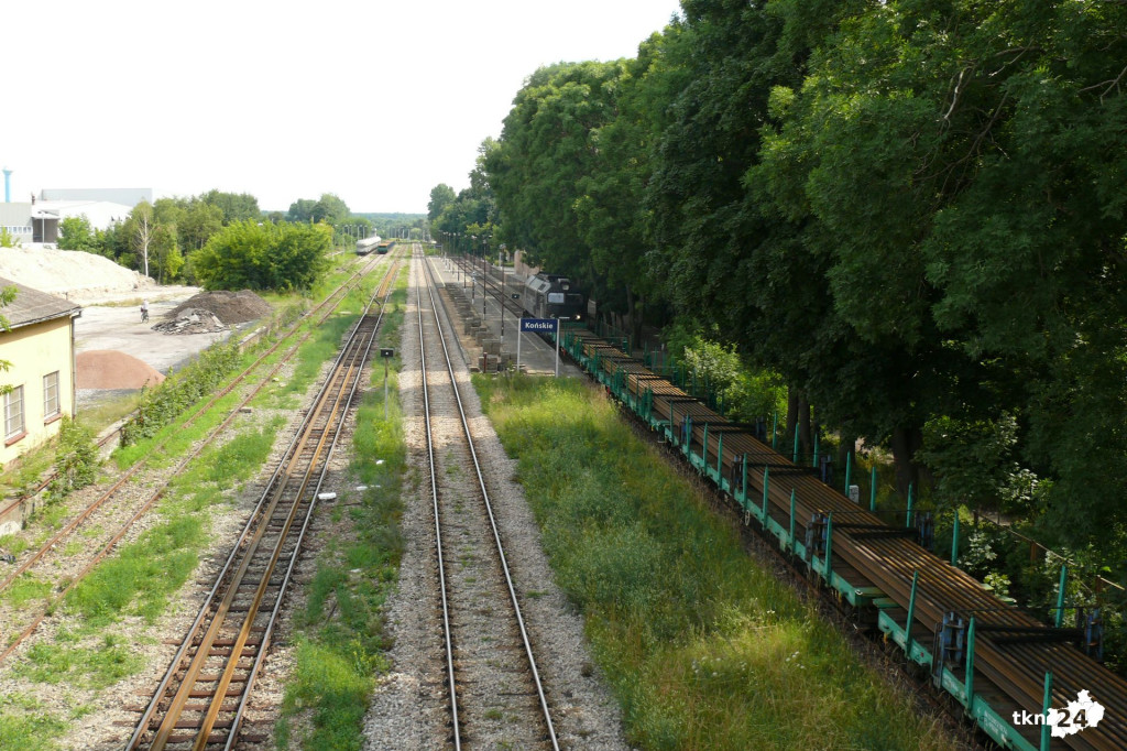 Przejazd kolejowy w Końskich wciąż zamknięty. Sprawdzamy dlaczego