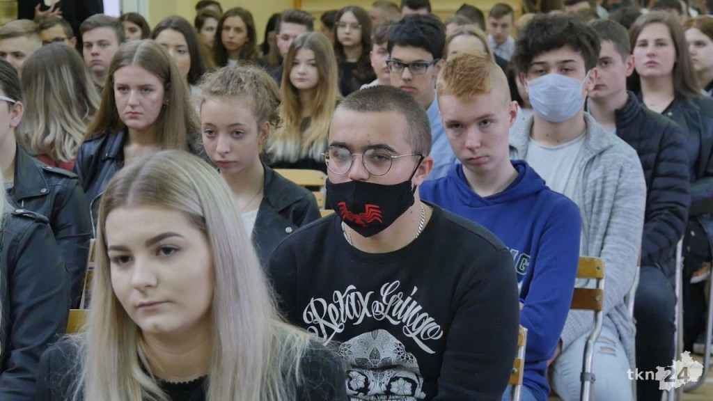Uczniowie szkół średnich wrócili do szkół [wideo, zdjęcia]