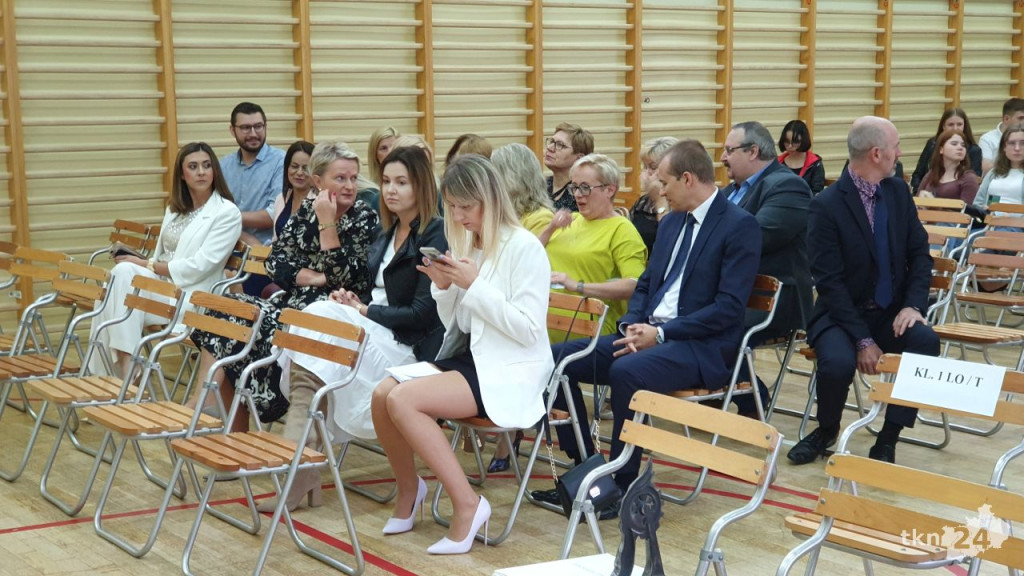 Uczniowie szkół średnich wrócili do szkół [wideo, zdjęcia]