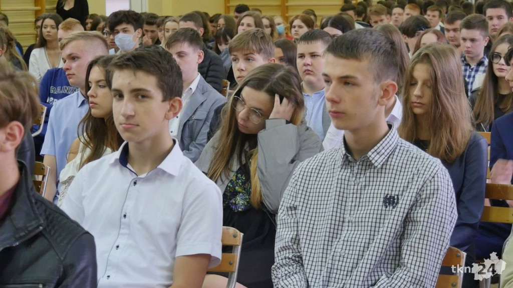 Uczniowie szkół średnich wrócili do szkół [wideo, zdjęcia]