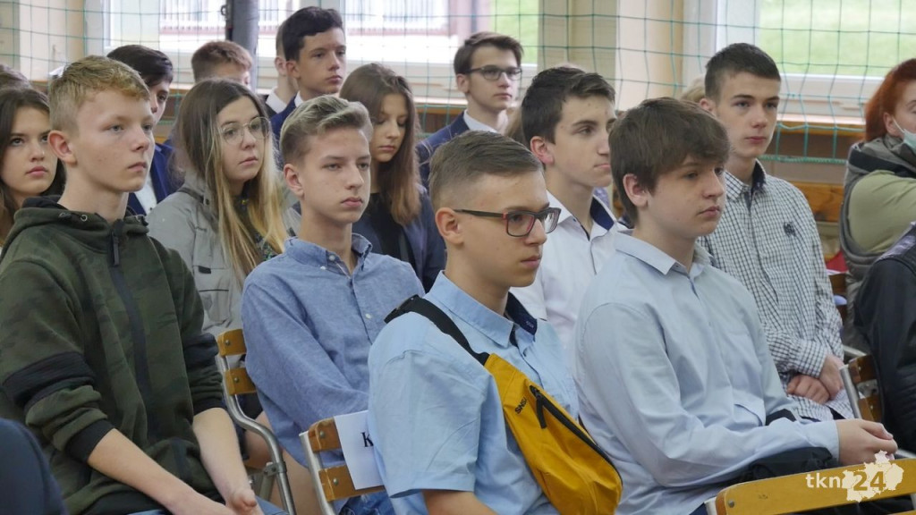 Uczniowie szkół średnich wrócili do szkół [wideo, zdjęcia]