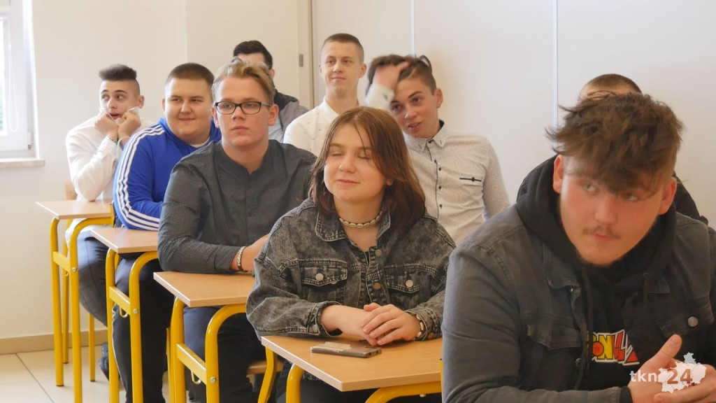 Uczniowie szkół średnich wrócili do szkół [wideo, zdjęcia]