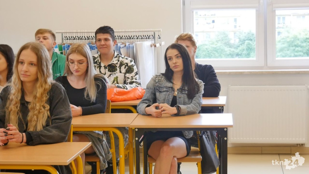 Uczniowie szkół średnich wrócili do szkół [wideo, zdjęcia]