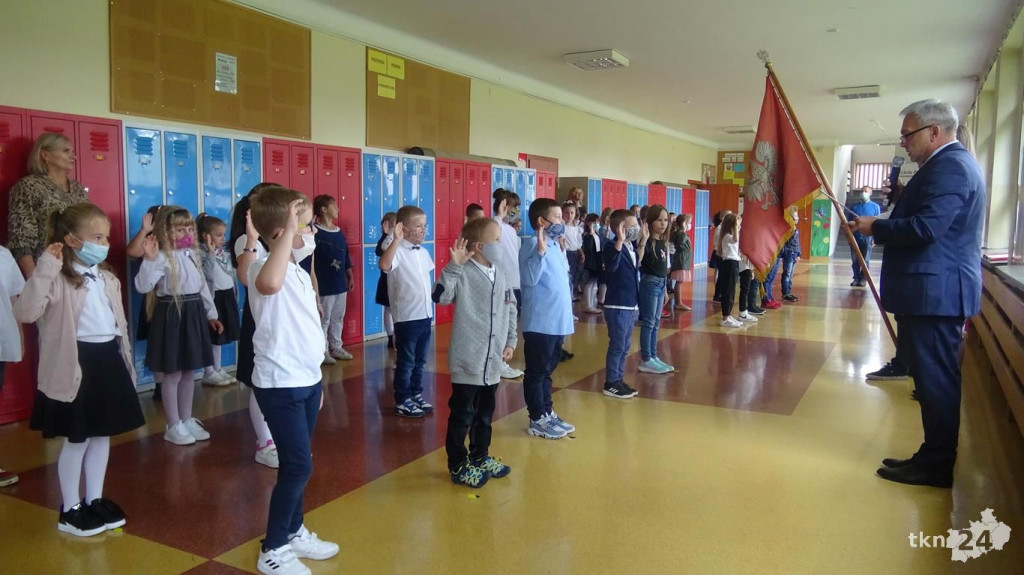 Witaj szkoło! Pierwszy dzwonek wybrzmiał w naszych podstawówkach [wideo, zdjęcia]