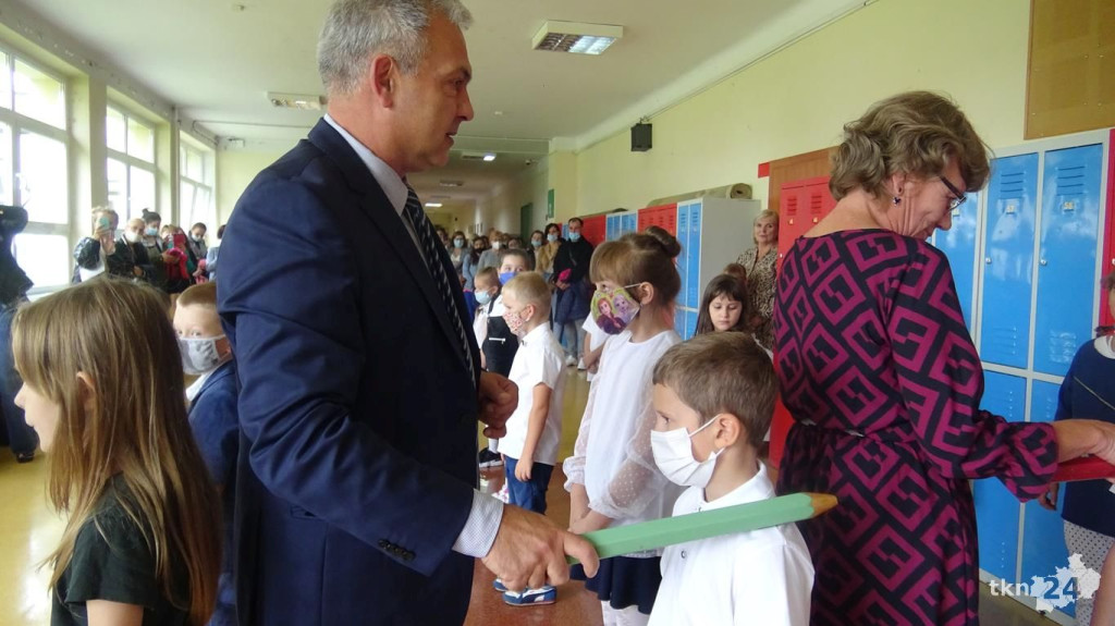 Witaj szkoło! Pierwszy dzwonek wybrzmiał w naszych podstawówkach [wideo, zdjęcia]