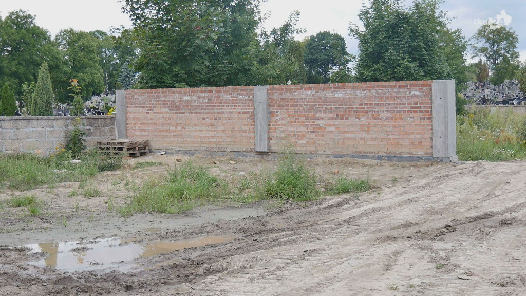 Trwają prace na cmentarzu. Będzie też nowa droga [wideo, zdjęcia]