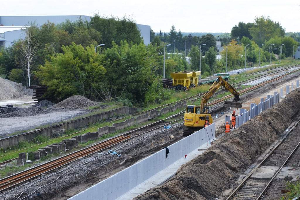 Prace na peronach trwają. Od grudnia kolej osobowa wraca