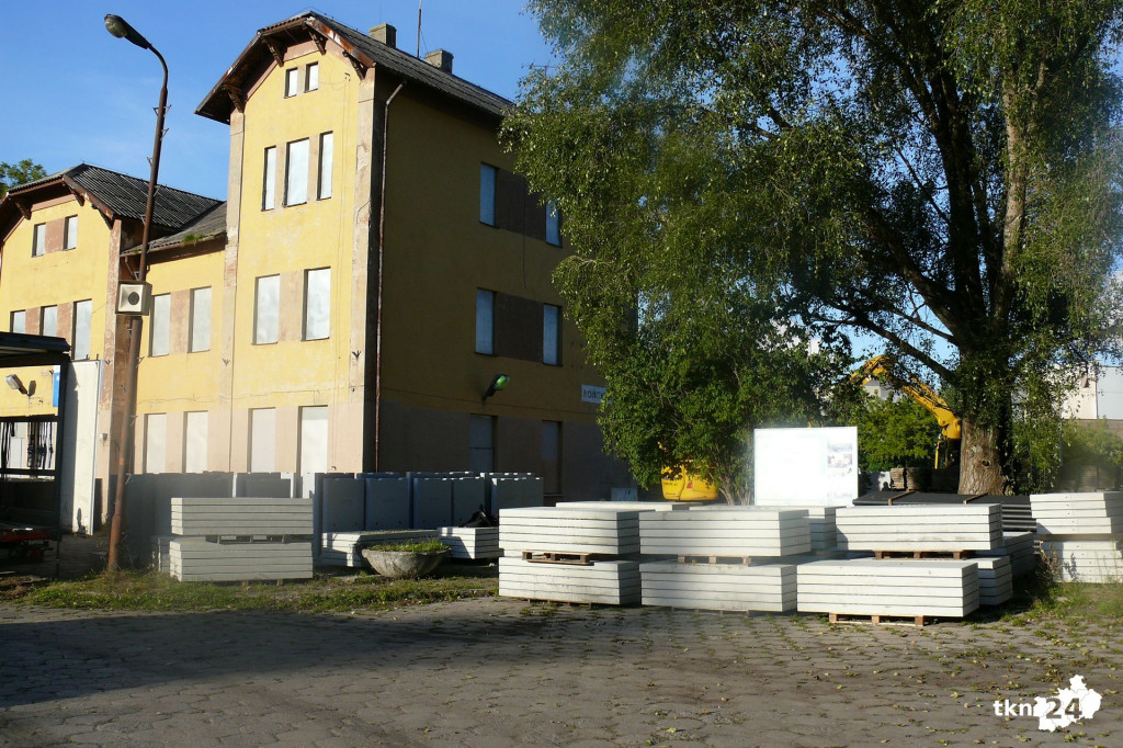 Prace na peronach trwają. Od grudnia kolej osobowa wraca