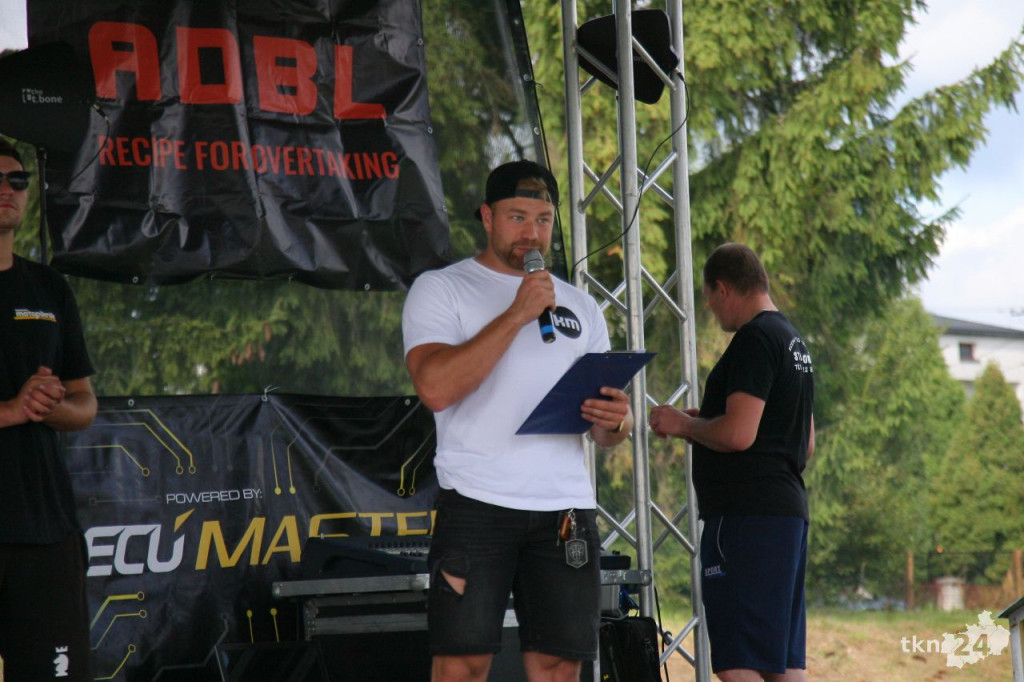Motopiknik nie zawodzi. Mnóstwo aut i wiele atrakcji na osirze [wideo, zdjęcia]