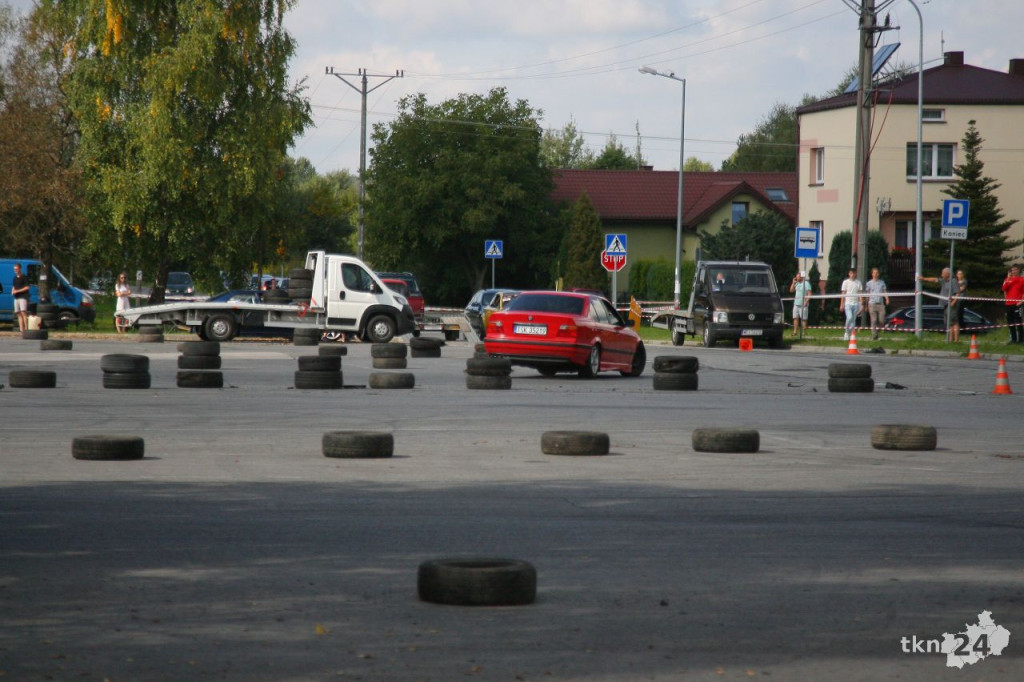 Motopiknik nie zawodzi. Mnóstwo aut i wiele atrakcji na osirze [wideo, zdjęcia]