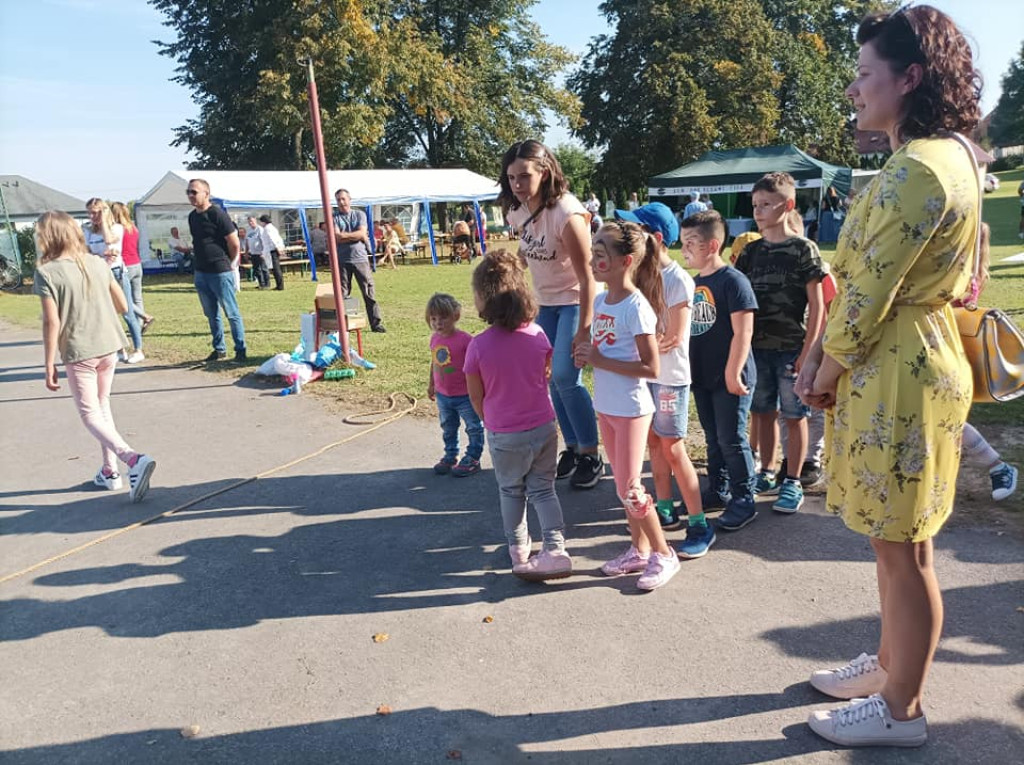 Tańce i świetna zabawa na festynie KGW `Pod Dębami` [wideo, zdjęcia]