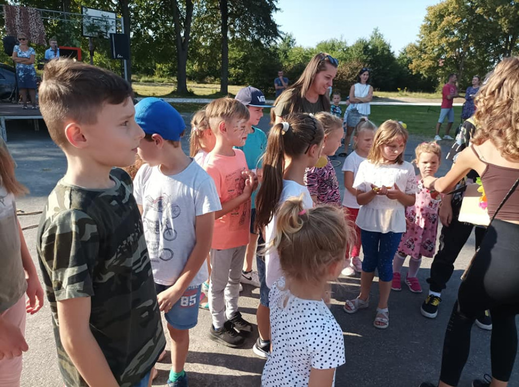 Tańce i świetna zabawa na festynie KGW `Pod Dębami` [wideo, zdjęcia]