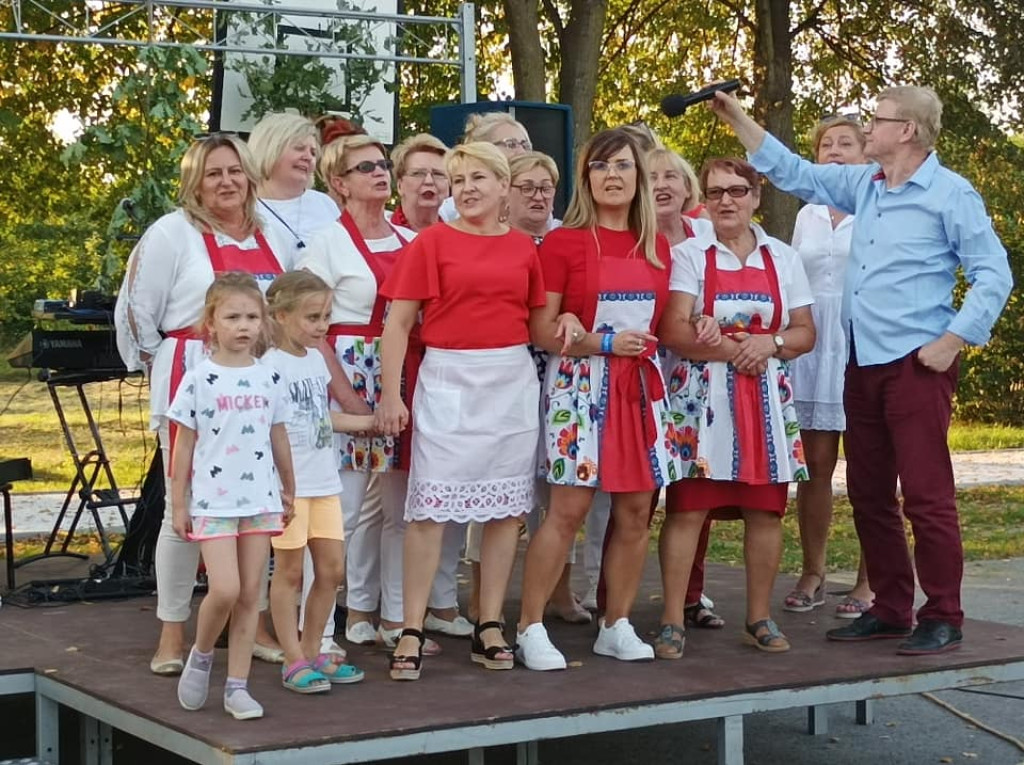 Tańce i świetna zabawa na festynie KGW `Pod Dębami` [wideo, zdjęcia]