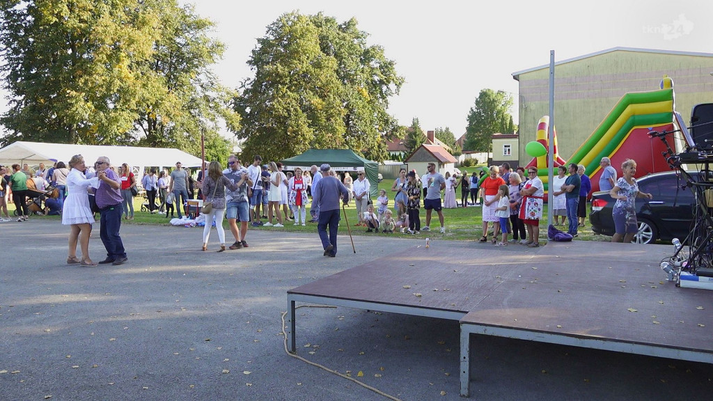 Tańce i świetna zabawa na festynie KGW `Pod Dębami` [wideo, zdjęcia]