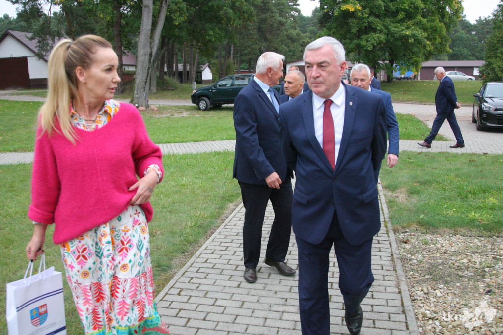 Marszałek z wizytą w gospodarstwie rybackim i domu seniora [wideo, zdjęcia]