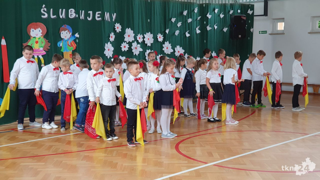 Pierwszoklasiści z Dziebałtowa pasowani na uczniów [wideo, zdjęcia]