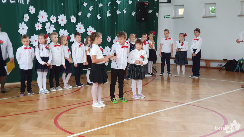 Pierwszoklasiści z Dziebałtowa pasowani na uczniów [wideo, zdjęcia]
